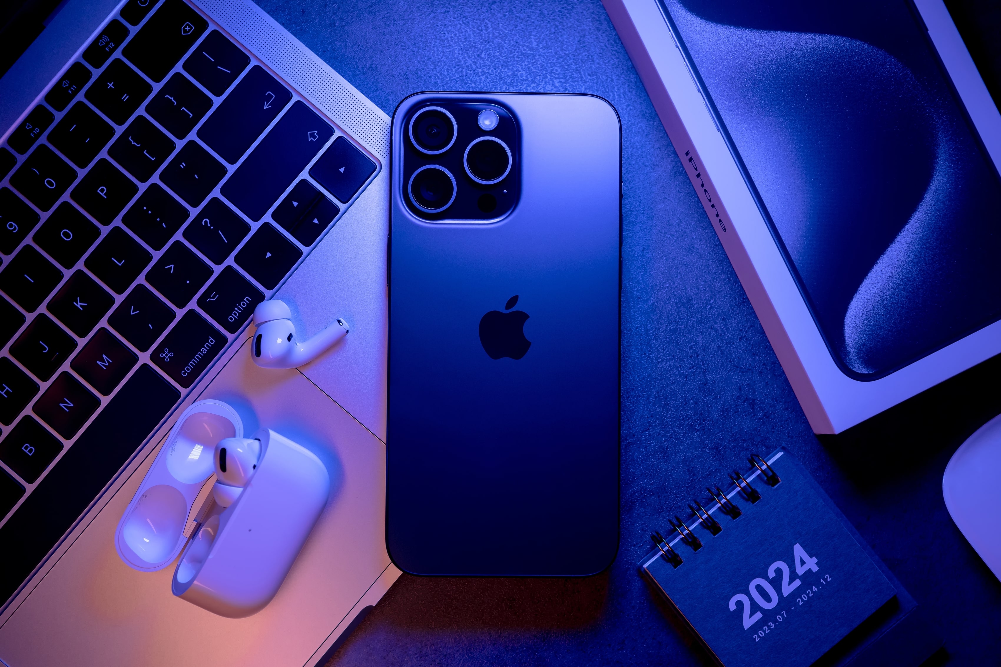 Nuevo iPhone 15 pro max titanio azul con pantalla grande y diseño moderno