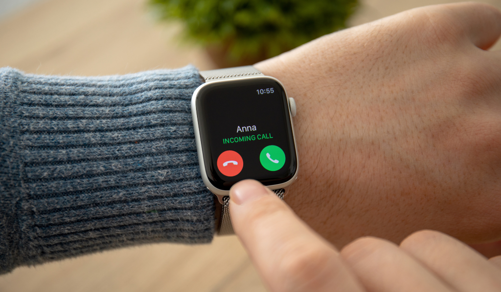 Mano de hombre con Apple Watch y llamada telefónica en la pantalla.