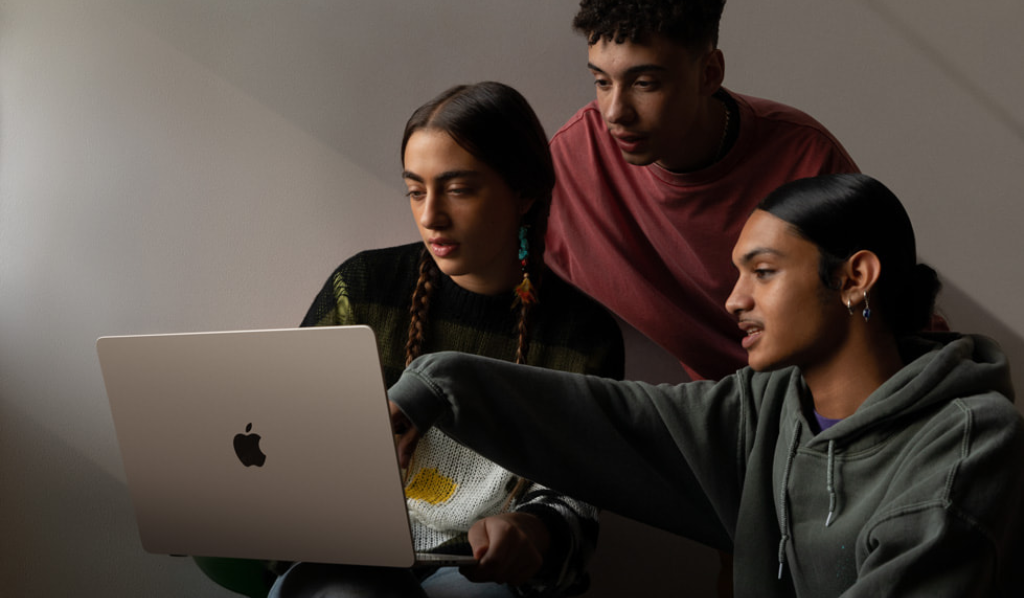  Con su increíble rendimiento, una pantalla de alta resolución, una extraordinaria duración de la batería y un diseño sin ventilador, la MacBook Air de 15 pulgadas lo tiene todo.