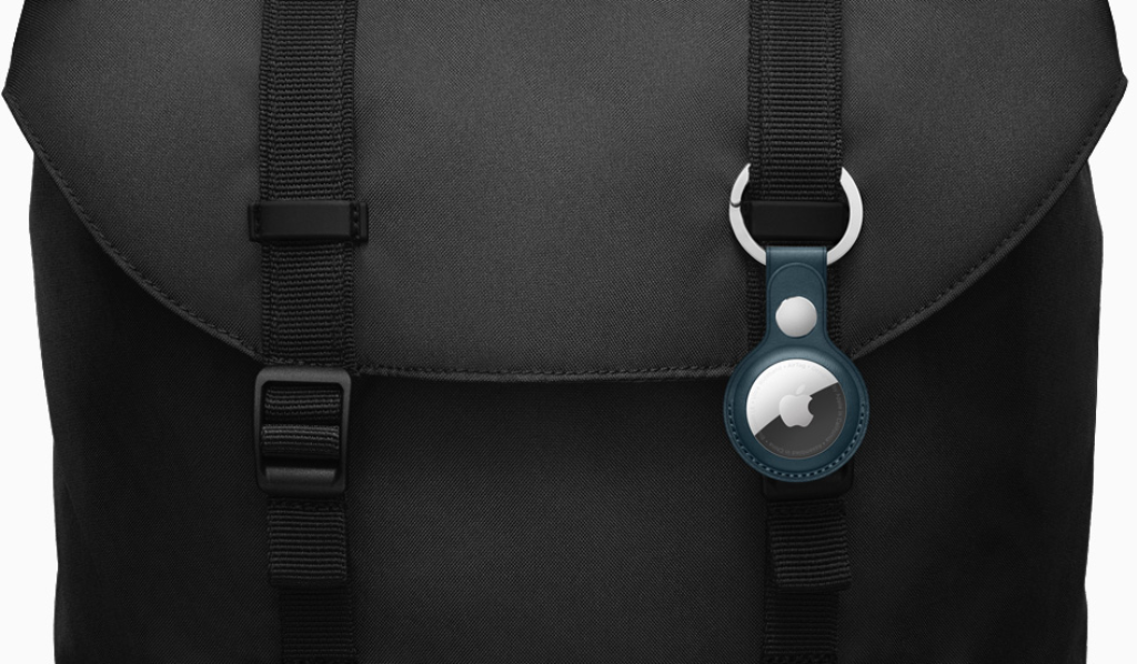 El AirTag puede colocarse directamente en una bolsa o bolsillo, o usarse con una amplia gama de accesorios especialmente diseñados por Apple, y personalizarse con un grabado gratuito de texto o una selección de emojis. 