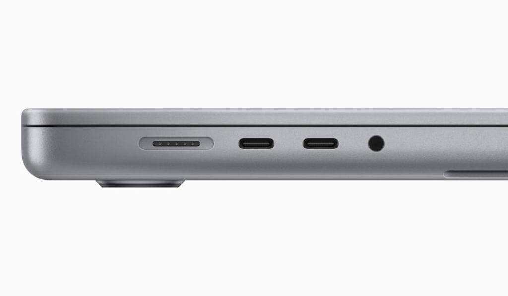 La MacBook Pro viene con tres puertos Thunderbolt 4 para conectar periféricos de alta velocidad, puerto de carga MagSafe 3 y una entrada para audífonos compatible con audífonos de alta impedancia 