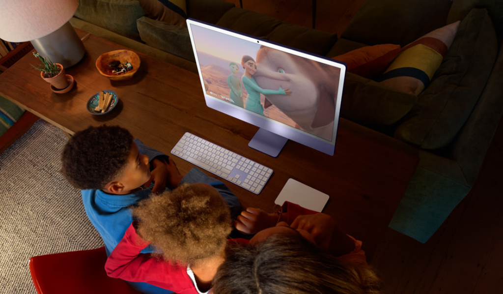 La nueva iMac es aún más divertida, con nuevos y audaces colores que permiten a los usuarios darle un toque personal a sus hogares, espacios de trabajo o tiendas. 