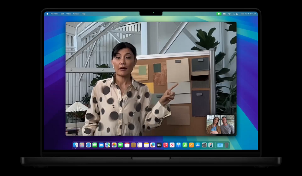 La MacBook Pro incluye una nueva cámara 12MP Center Stage que mantiene a los usuarios siempre en el centro de la imagen y es compatible con Vista del Escritorio, que brinda una nueva dimensión a las videollamadas