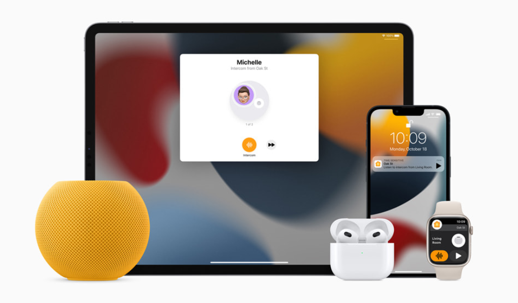 Interfón brinda una manera rápida y sencilla de enviar mensajes a todos los miembros de la familia, desde un HomePod mini a otro o al iPhone, al iPad, al Apple Watch, a los AirPods o a CarPlay.