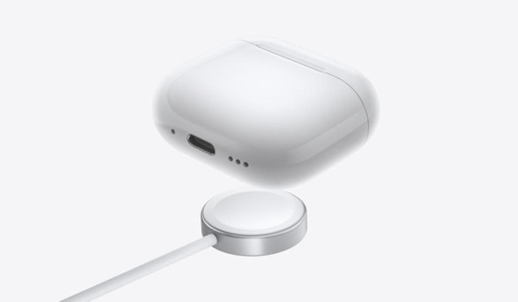 Los AirPods 4 con Cancelación Activa de Ruido se cargan usando un cable de carga USB-C, un cargador con certificación Qi o un cargador de Apple Watch.