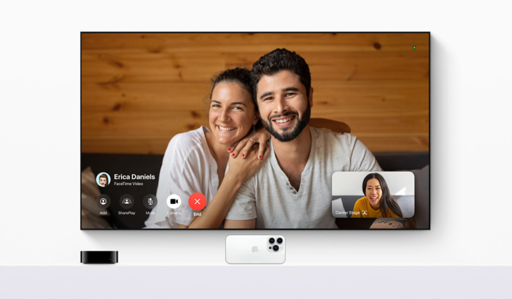 Con tvOS 17, FaceTime llega por primera vez al Apple TV 4K para que los usuarios puedan disfrutar la app en sus teles y tener conversaciones más interactivas con sus seres queridos.